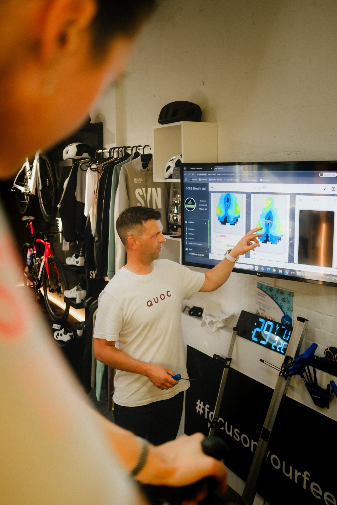 Jon reviewing Velometrik saddle pressure mapping data with a rider